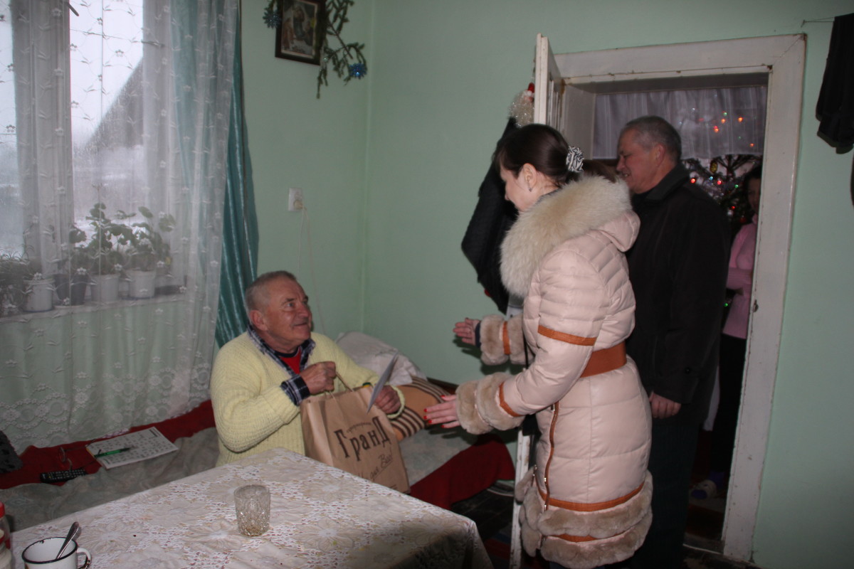 Пенсіонери та інваліди Виноградівщини напередодні Різдва отримали святкові продуктові набори