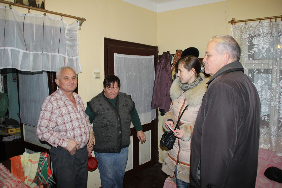 Пенсіонери та інваліди Виноградівщини напередодні Різдва отримали святкові продуктові набори