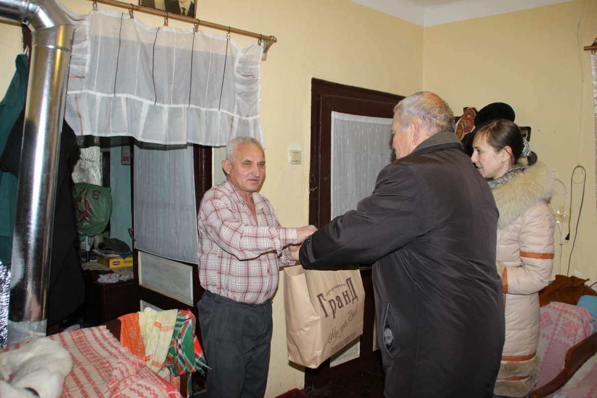 Пенсіонери та інваліди Виноградівщини напередодні Різдва отримали святкові продуктові набори