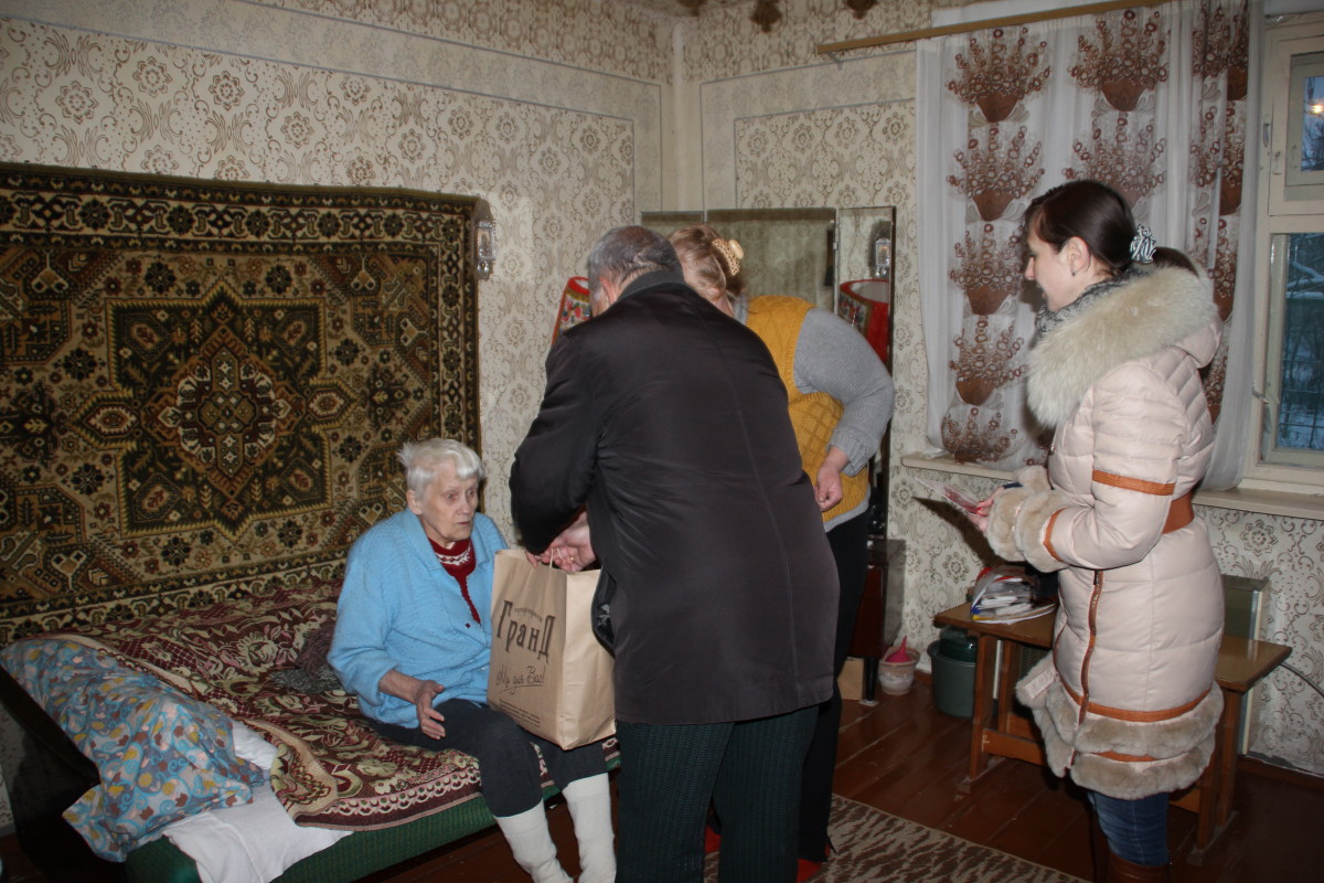 Пенсіонери та інваліди Виноградівщини напередодні Різдва отримали святкові продуктові набори