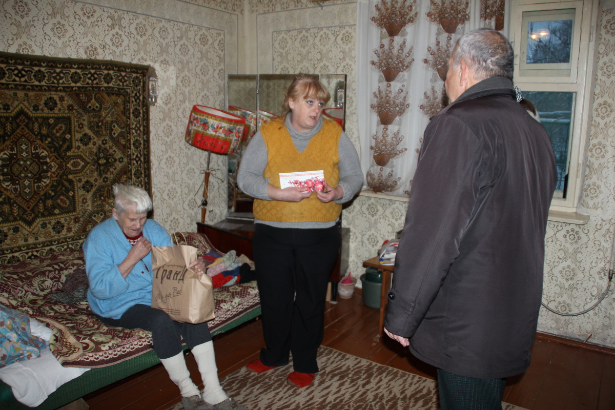 Пенсіонери та інваліди Виноградівщини напередодні Різдва отримали святкові продуктові набори