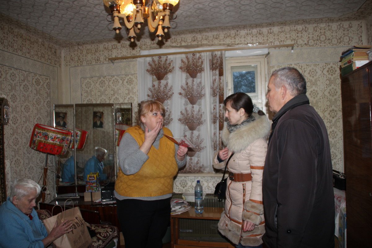 Пенсіонери та інваліди Виноградівщини напередодні Різдва отримали святкові продуктові набори