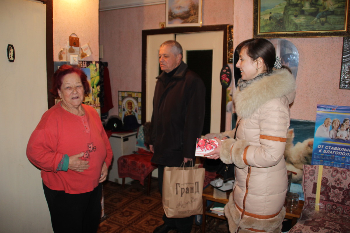 Пенсіонери та інваліди Виноградівщини напередодні Різдва отримали святкові продуктові набори