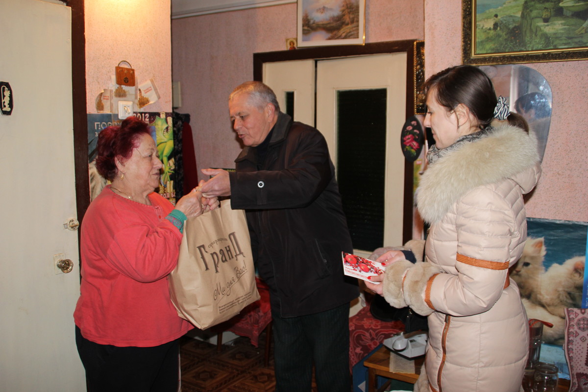 Пенсіонери та інваліди Виноградівщини напередодні Різдва отримали святкові продуктові набори